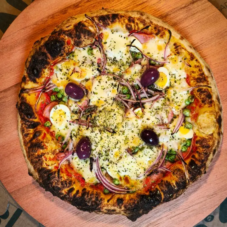 Pizza artesanal DOVA vista de cima na tábua